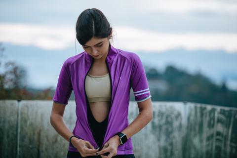 mujer poniendose una chaqueta.