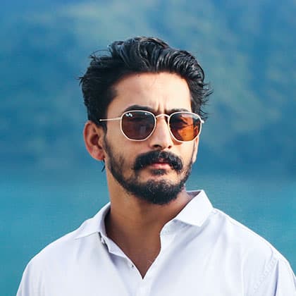 hombre con gafas.
